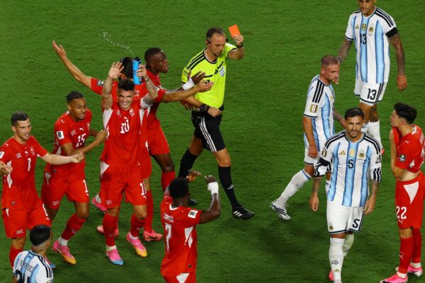 Expulsión polémica de Embolo en Argentina vs Suiza por simulación
