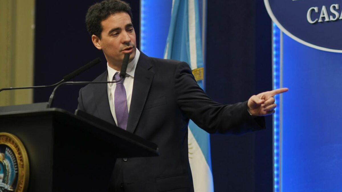 Vocero presidencial calificó de «bananero» a Argentina y fue criticado por la oposición.