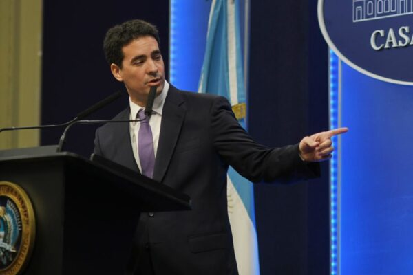 Vocero presidencial calificó de "bananero" a Argentina y fue criticado por la oposición.