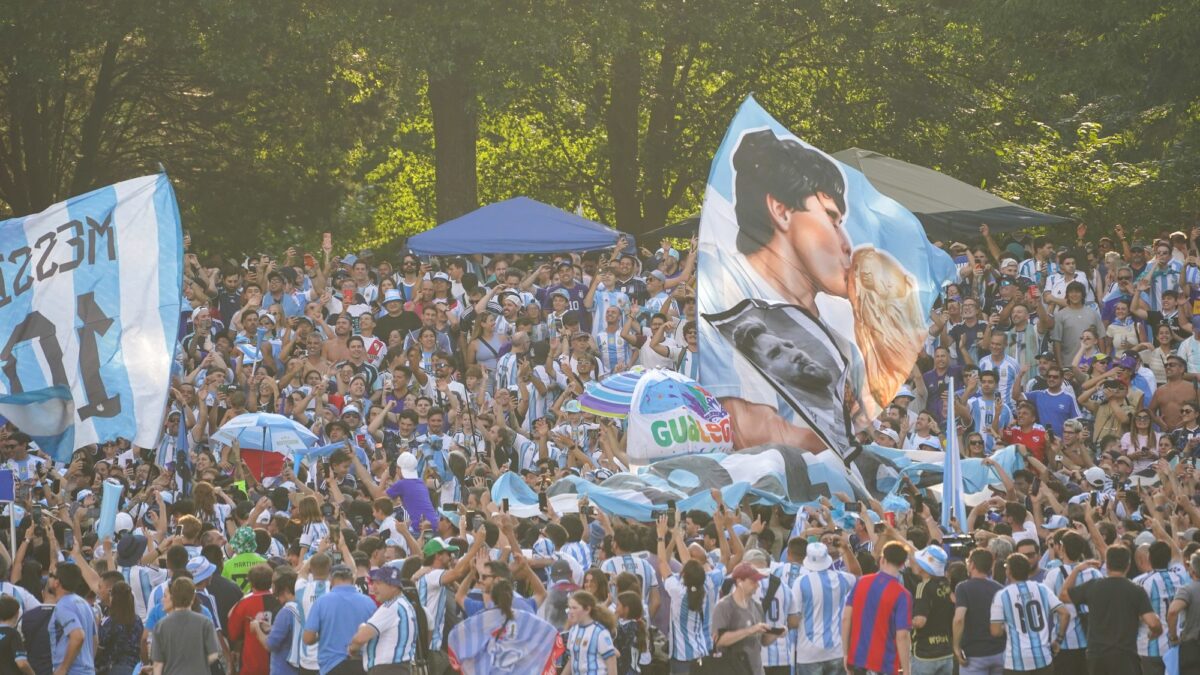 La marea albiceleste llega a Atlanta: hinchas buscan seguir a la Selección a costa de lo imposible