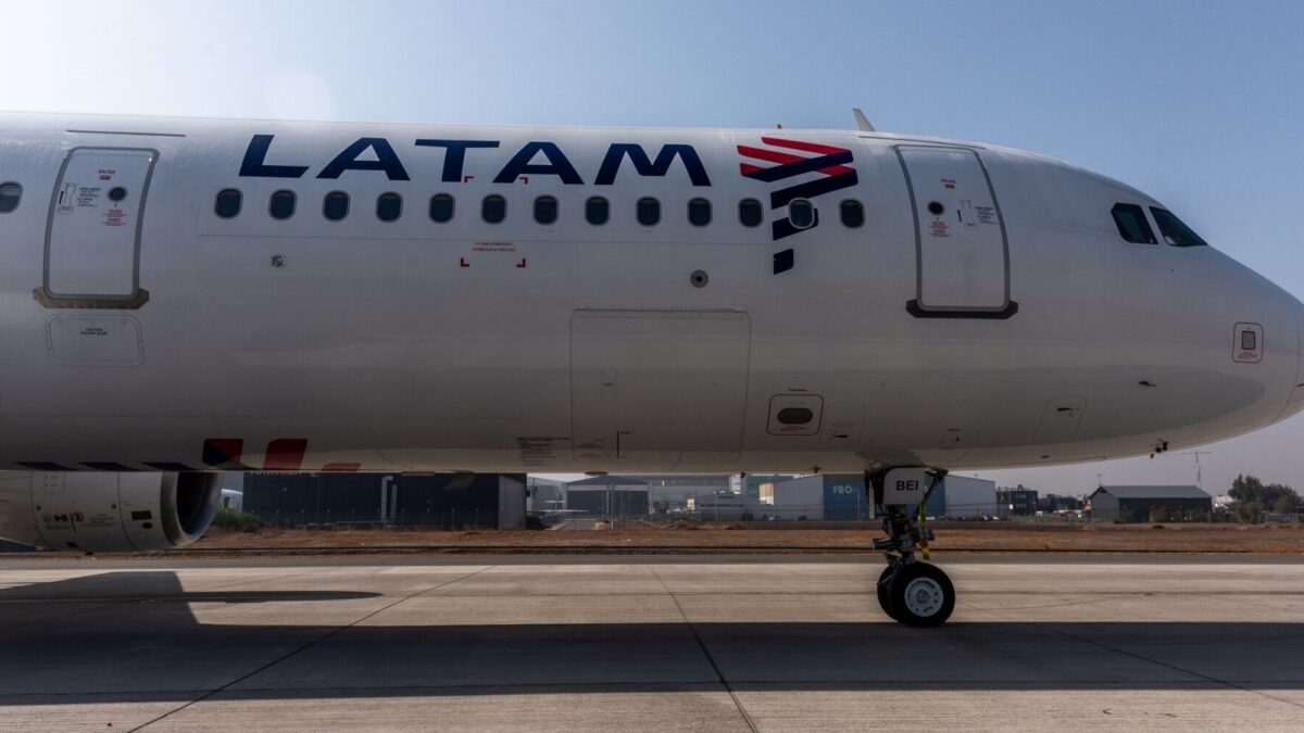 Incidente aéreo en Uruguay: avión de Latam regresa al aeródromo tras falla en motor