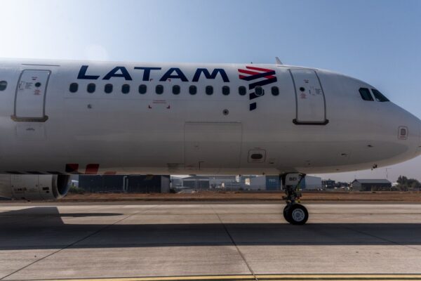 Incidente aéreo en Uruguay: avión de Latam regresa al aeródromo tras falla en motor