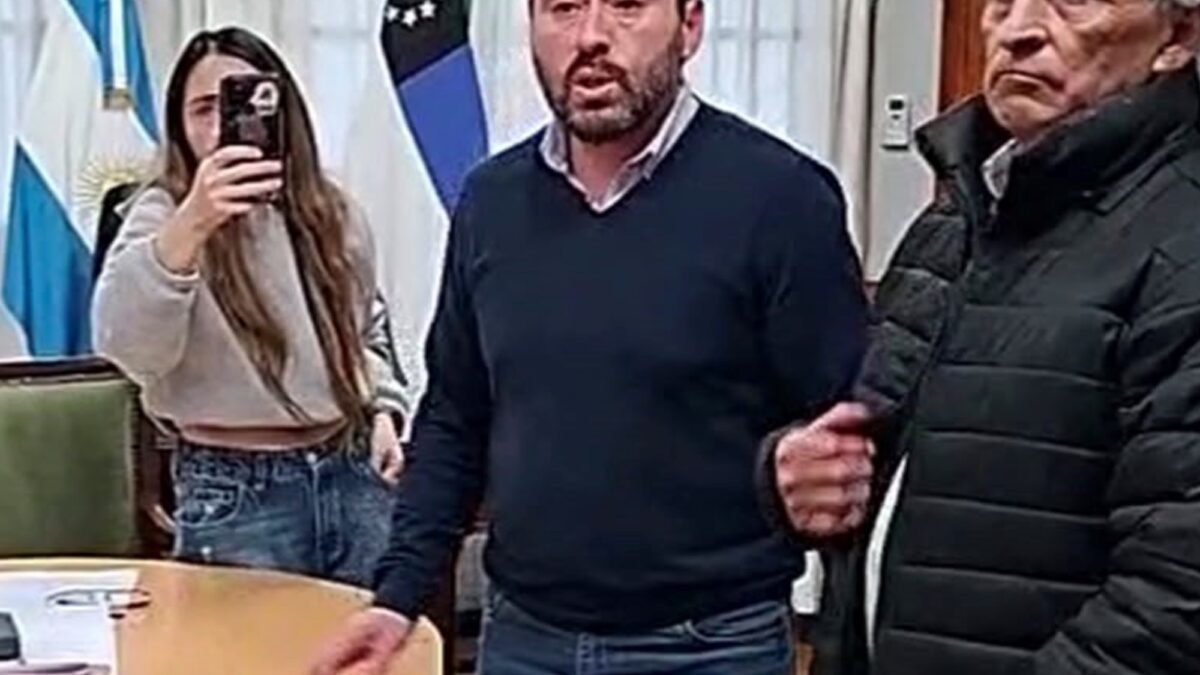 Intendente de Allen dejó cargo tras investigación por administración fraudulenta, pero negó renunciar