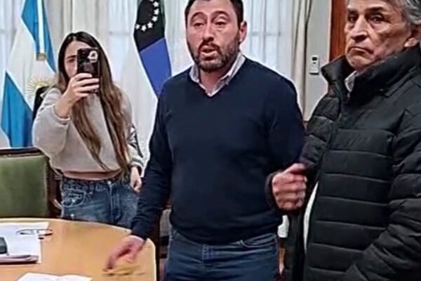 Intendente de Allen dejó cargo tras investigación por administración fraudulenta, pero negó renunciar