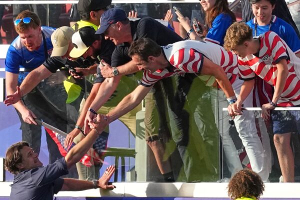 Fans estadounidenses celebra a Pochettino con memes tras la victoria contra Serbia