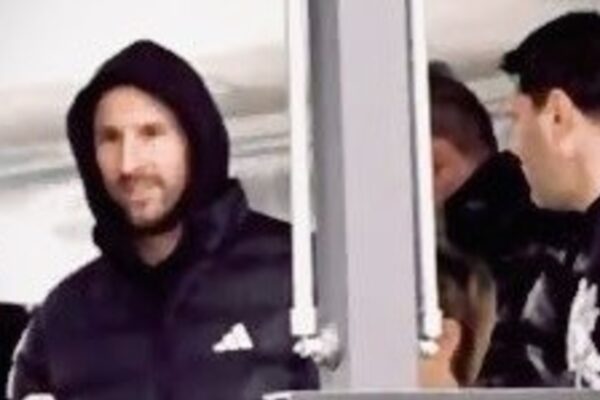 Messi reaparece en Rosario alentando a su hermano en el clásico local