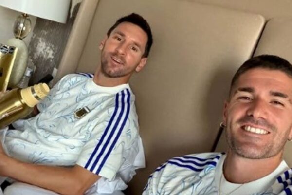 Messi y De Paul comenzaron el día con mates y alfajores tras la histórica victoria sobre Inglaterra
