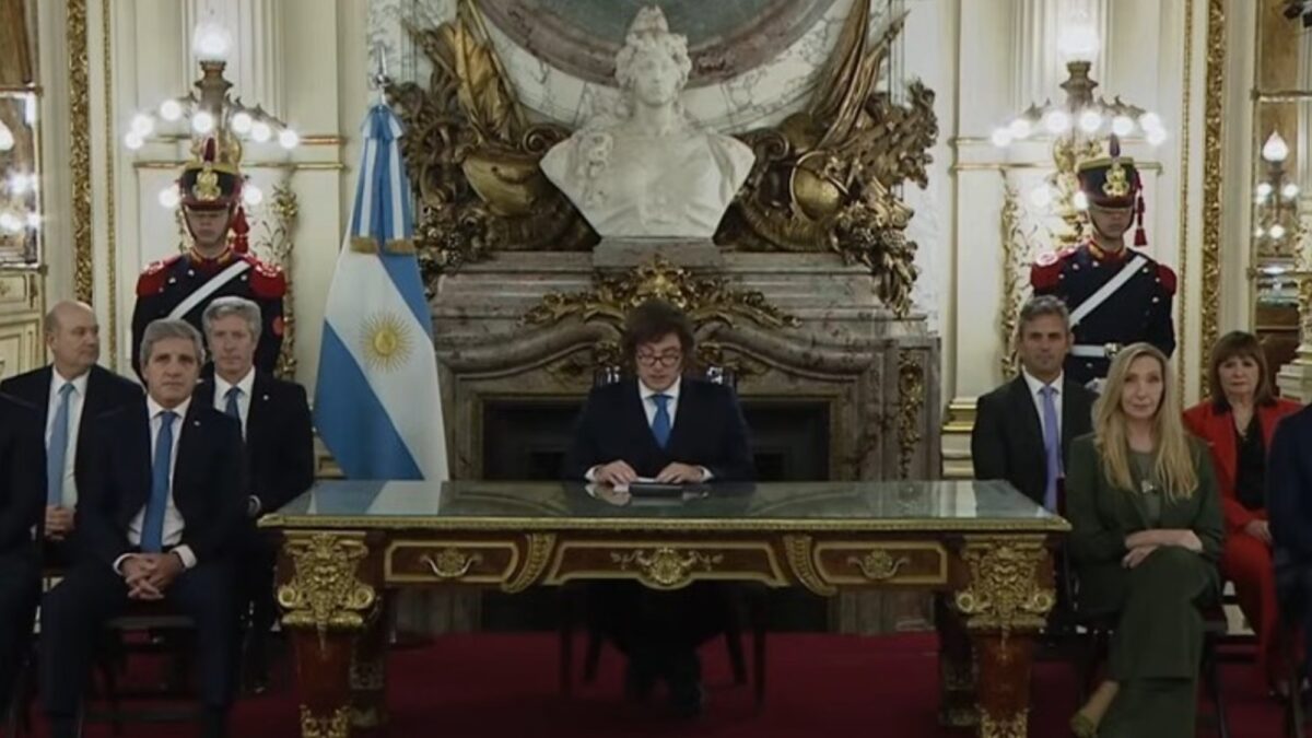 Milei presentó reforma del BCRA y acusó a Kirchner y Marcó del Pont de sustracción de 10 mil millones