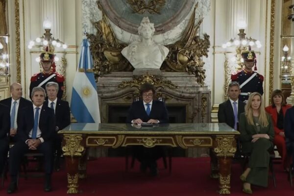 Milei presentó reforma del BCRA y acusó a Kirchner y Marcó del Pont de sustracción de 10 mil millones