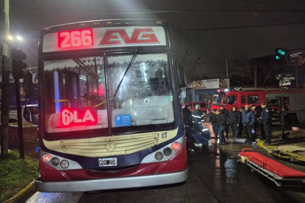 Chocó una moto con un interno de la línea 266 en Temperley Este
