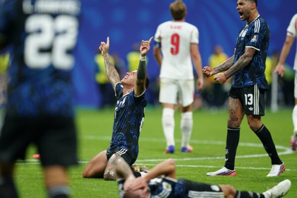 Búsqueda ataca a hinchas uruguayos que apoyaron a Inglaterra en Mundial 2026