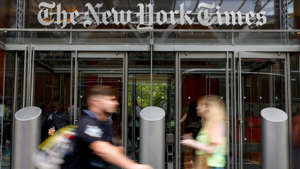 Trump demanda a periodistas del Times por informar sobre fallas en su nuevo Air Force One