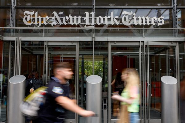 Trump demanda a periodistas del Times por informar sobre fallas en su nuevo Air Force One