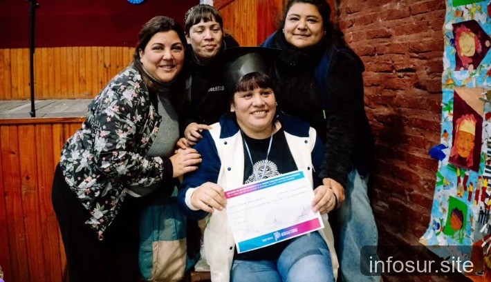 Diputada Natalia Zaracho terminó secundaria en Lomas de Zamora con Programa FinEs