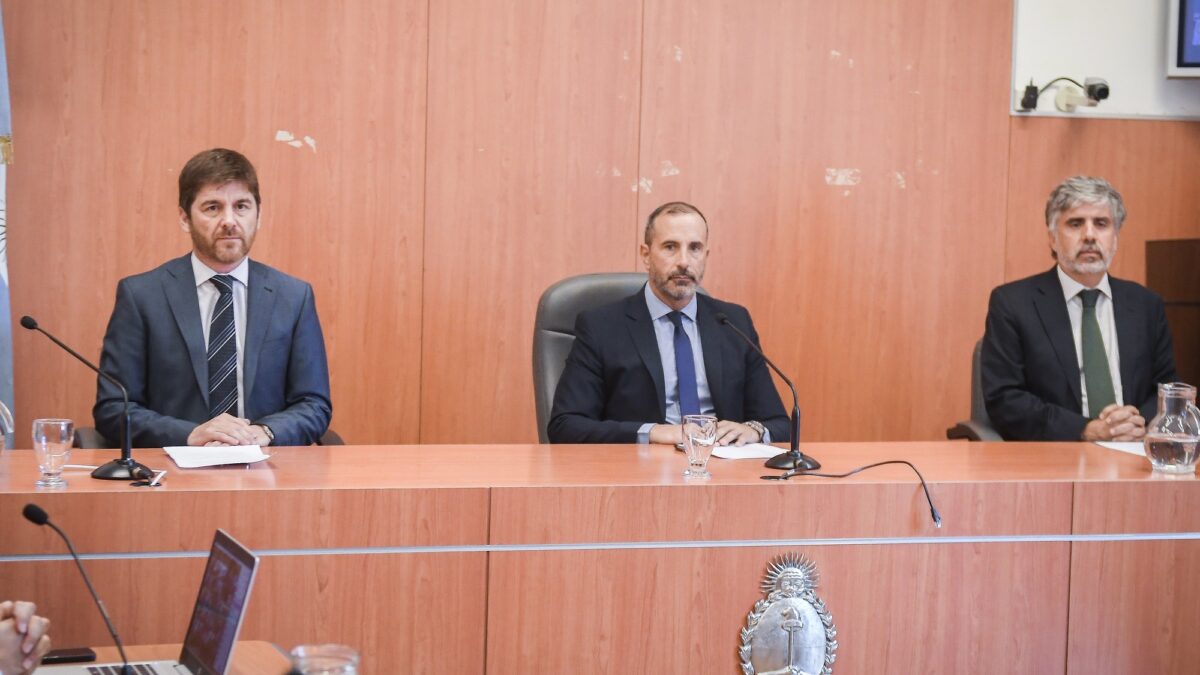 Vialidad II: suspensión del juicio por ausencia de acusado y abogados