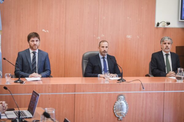 Vialidad II: suspensión del juicio por ausencia de acusado y abogados