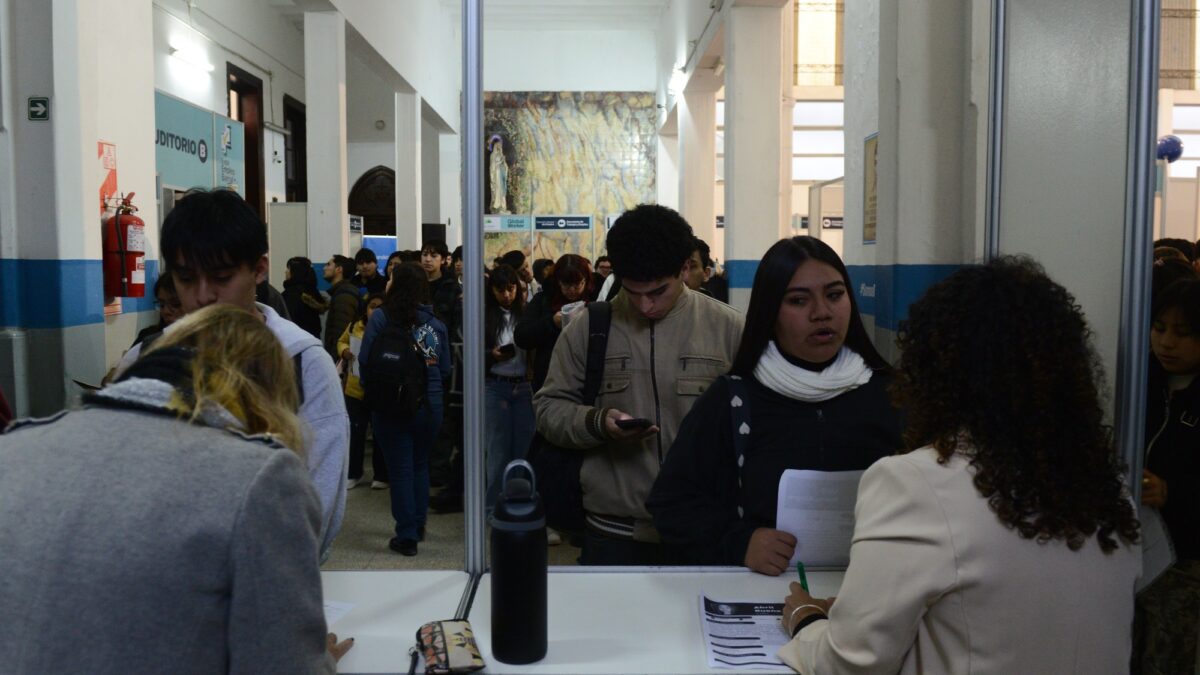 La caída del empleo avanza en sectores clave del país
