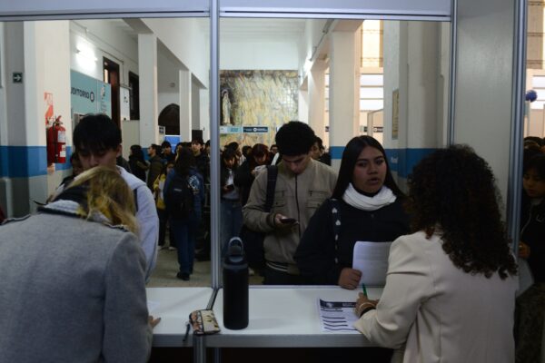 La caída del empleo avanza en sectores clave del país