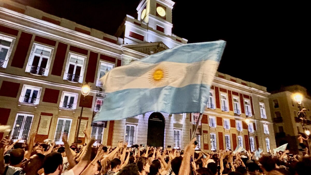 Miles de argentinos celebraron en Madrid la remontada contra Inglaterra