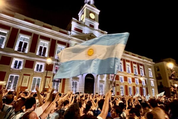 Miles de argentinos celebraron en Madrid la remontada contra Inglaterra