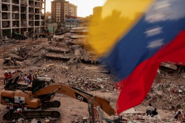 Venezuela dinamita edificios dañados por terremotos que destruyeron cientos de viviendas
