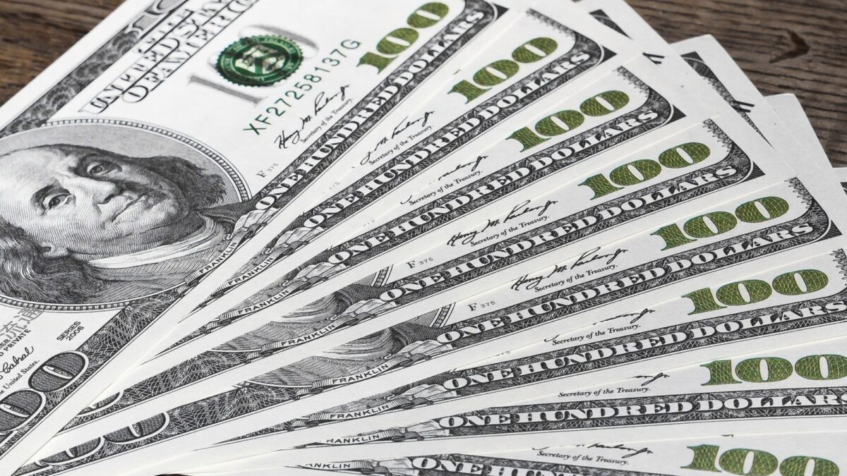 Dólar oficial y blue fluctúan este jueves: cotizaciones en tiempo real