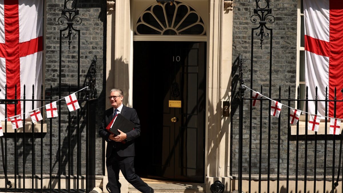 Starmer se retira tras renuncia en previa del partido contra Argentina