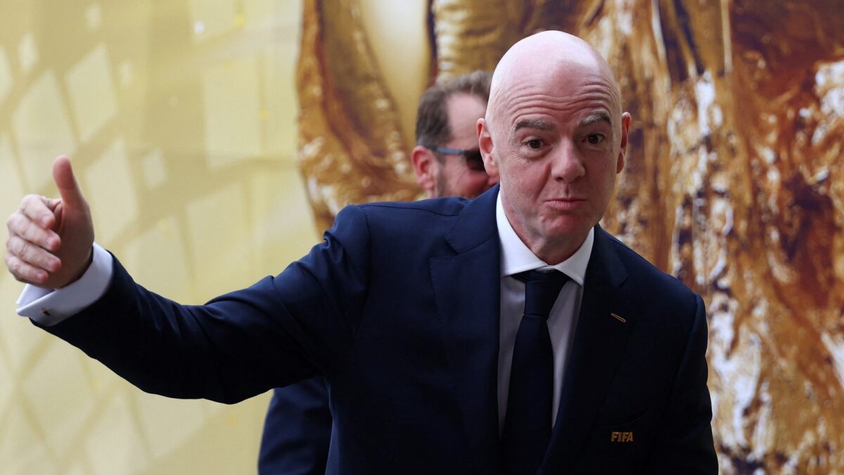 Infantino elogió el liderazgo de Otamendi tras su salida de la Selección