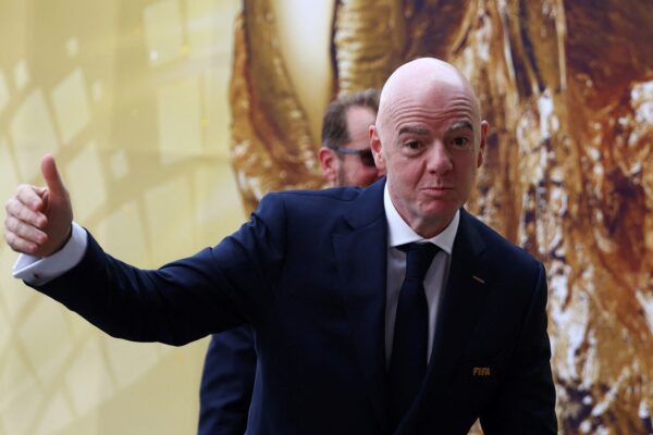 Infantino elogió el liderazgo de Otamendi tras su salida de la Selección
