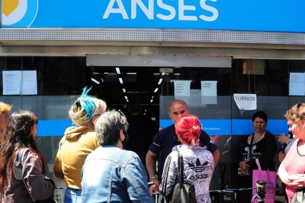Jubilaciones y colectivos: ajustes por inflación de junio