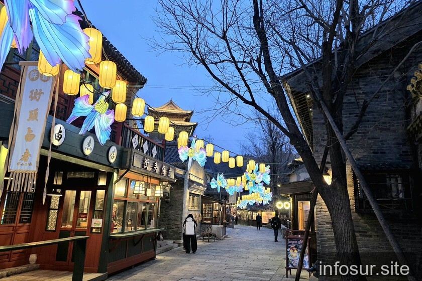 China construye pueblos históricos para convertir la cultura en turismo