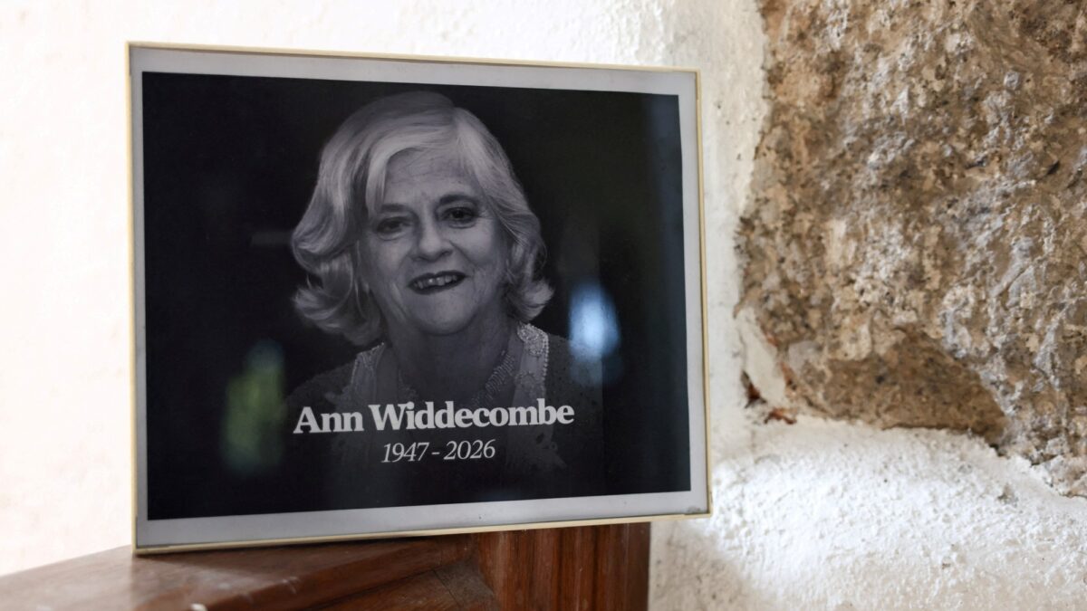 Mueren sospechas de atentado contra exministra británica