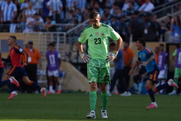 Dibu Martínez abrió dudas sobre su futuro en la Selección