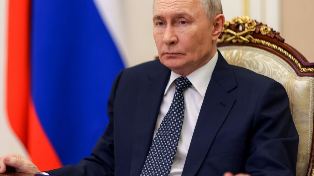 Rusia prohíbe exportar diésel para contener daños en refinerías