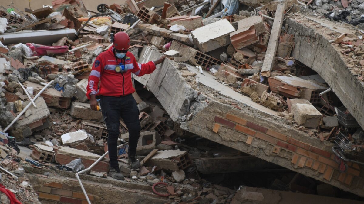 A un mes del terremoto, más de 5.300 muertos y miles de personas desaparecidas