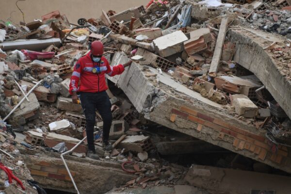 A un mes del terremoto, más de 5.300 muertos y miles de personas desaparecidas