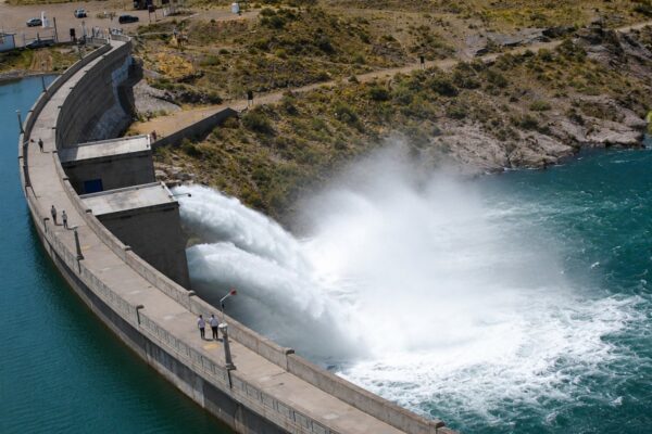 Gobierno y Mendoza buscan privatizar operación de represa en Mendoza