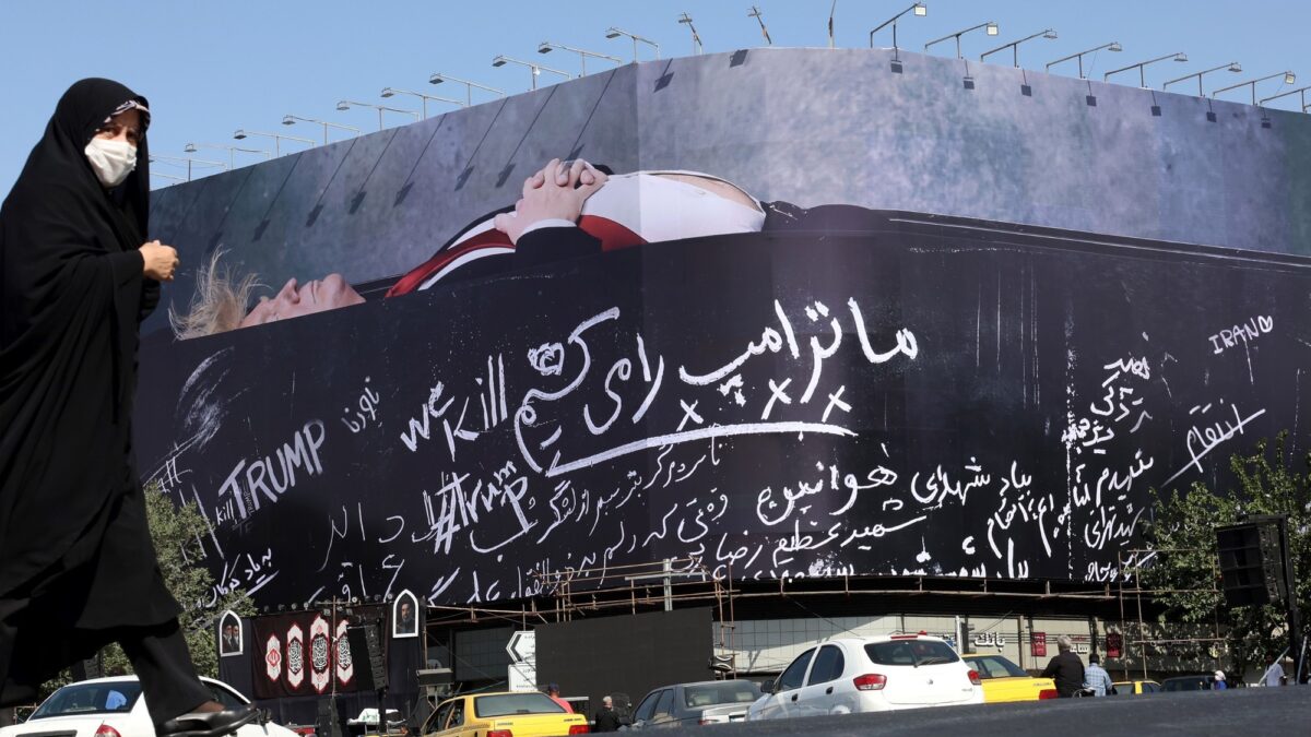 Mural en Teherán exige venganza contra Trump tras asesinato de Khamenei