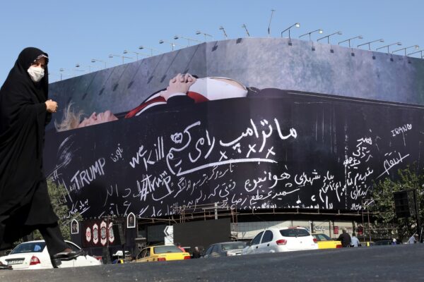 Mural en Teherán exige venganza contra Trump tras asesinato de Khamenei