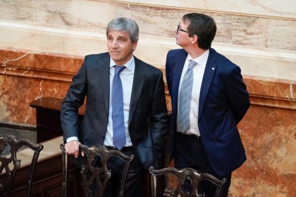 Gobierno cerró semestre con superávit pese a déficit en junio