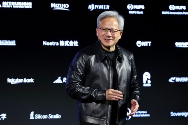 Una campera de cuero de Jensen Huang se vendió por casi un millón de dólares en subasta