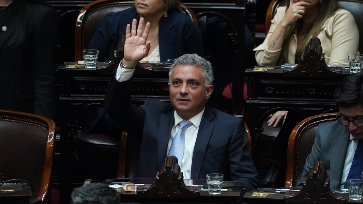 El jefe de la SIDE fue citado en comisión por tensiones en reformas de Milei