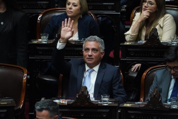 El jefe de la SIDE fue citado en comisión por tensiones en reformas de Milei