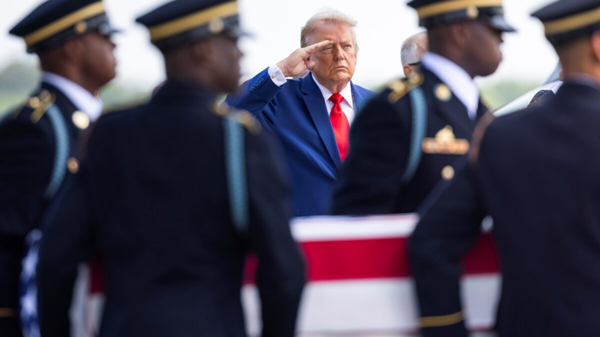 Trump recibe con honores restos de cuatro militares muertos en Oriente Medio