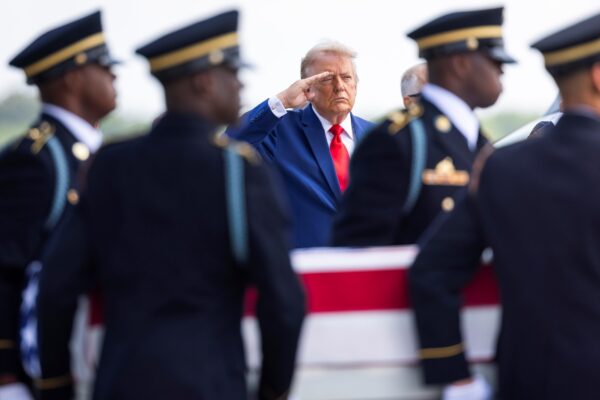 Trump recibe con honores restos de cuatro militares muertos en Oriente Medio