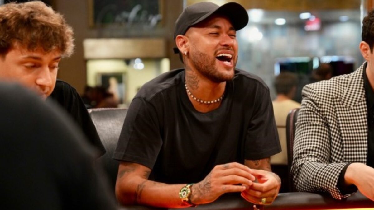 Neymar respondió con ironía a críticas por jugar al póker durante el repechaje de Santos