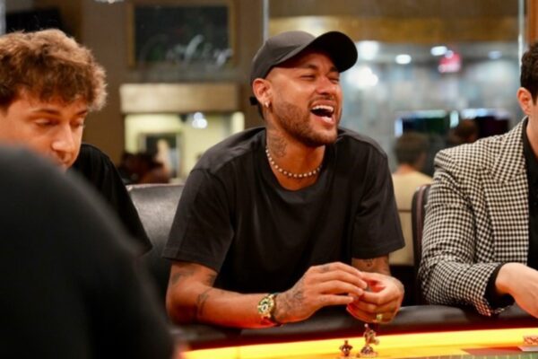 Neymar respondió con ironía a críticas por jugar al póker durante el repechaje de Santos