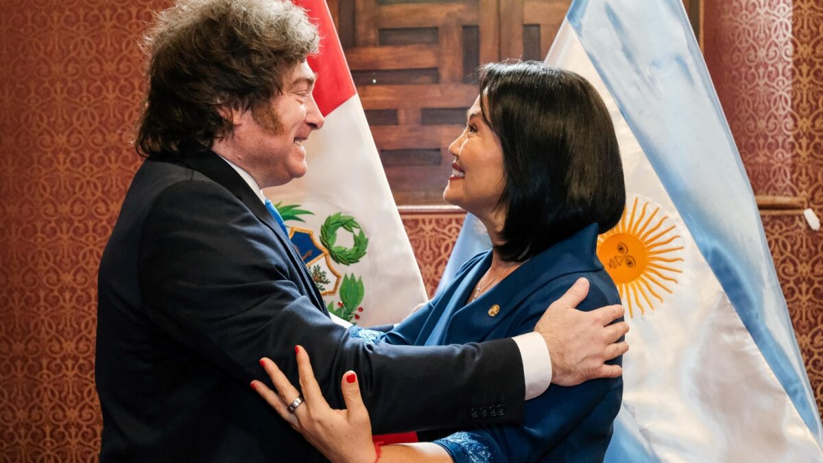 Milei participó en la asunción de Keiko Fujimori y destacó su vínculo con la mandataria peruana