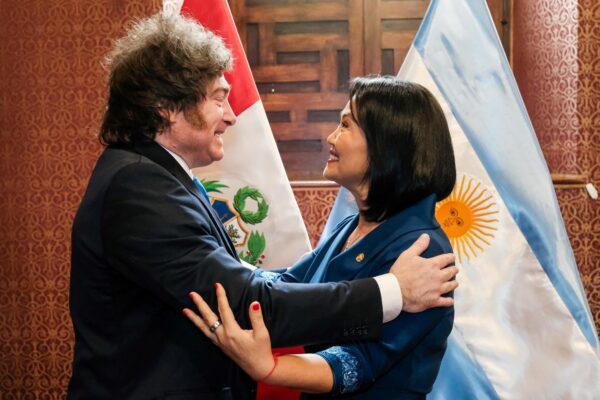 Milei participó en la asunción de Keiko Fujimori y destacó su vínculo con la mandataria peruana