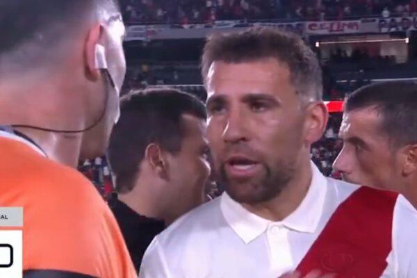Otamendi debutó en River con plaqueta y silbidos: 'Entiendo el enojo'